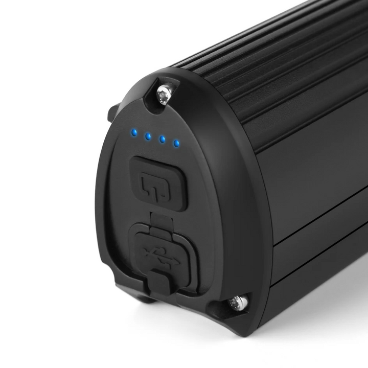 Krachtige 1400 lumen fietslamp, zwarte behuizing, oplaadbaar, weerbestendig ontwerp voor optimale zichtbaarheid