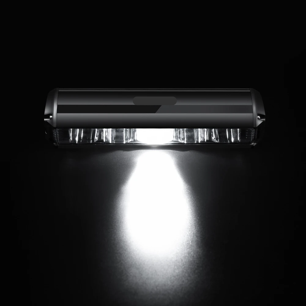 Krachtige 1400 lumen fietslamp, zwarte behuizing, oplaadbaar, weerbestendig ontwerp voor optimale zichtbaarheid