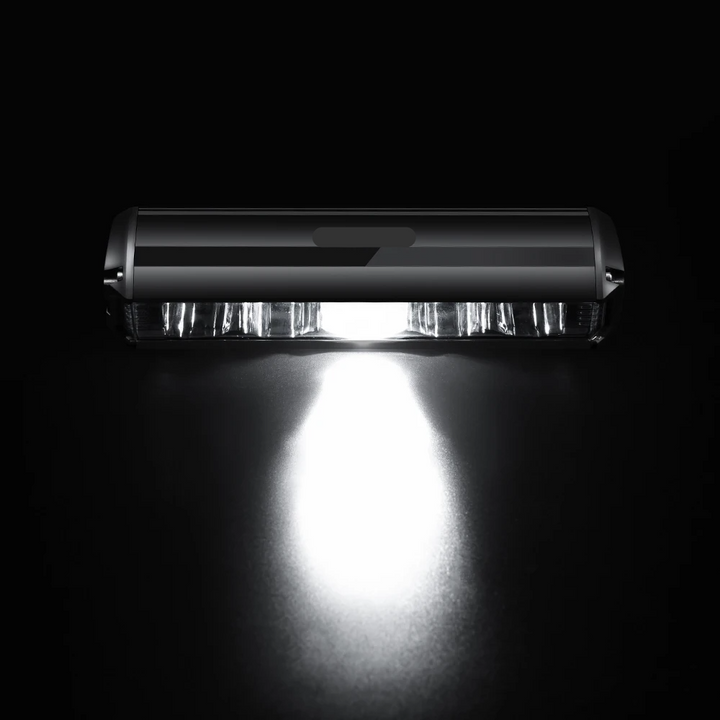 Krachtige 1400 lumen fietslamp, zwarte behuizing, oplaadbaar, weerbestendig ontwerp voor optimale zichtbaarheid