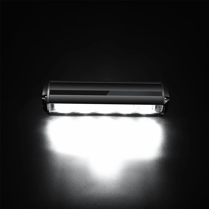 Krachtige 1400 lumen fietslamp, zwarte behuizing, oplaadbaar, weerbestendig ontwerp voor optimale zichtbaarheid