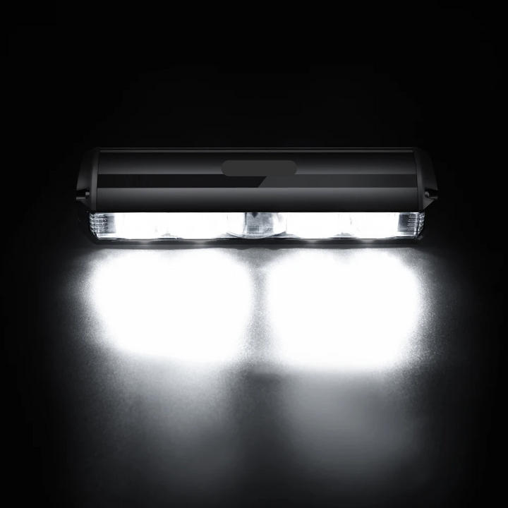 Krachtige 1400 lumen fietslamp, zwarte behuizing, oplaadbaar, weerbestendig ontwerp voor optimale zichtbaarheid