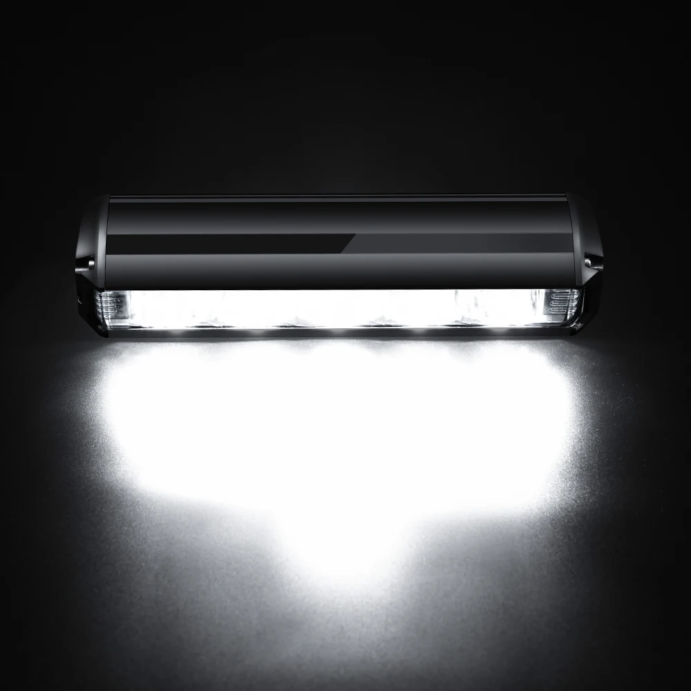 Krachtige 1400 lumen fietslamp, zwarte behuizing, oplaadbaar, weerbestendig ontwerp voor optimale zichtbaarheid
