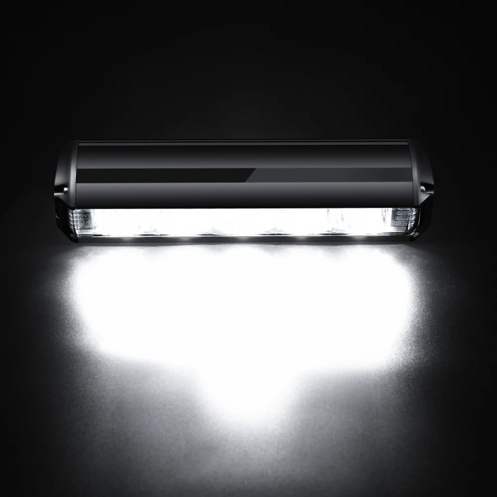 Krachtige 1400 lumen fietslamp, zwarte behuizing, oplaadbaar, weerbestendig ontwerp voor optimale zichtbaarheid