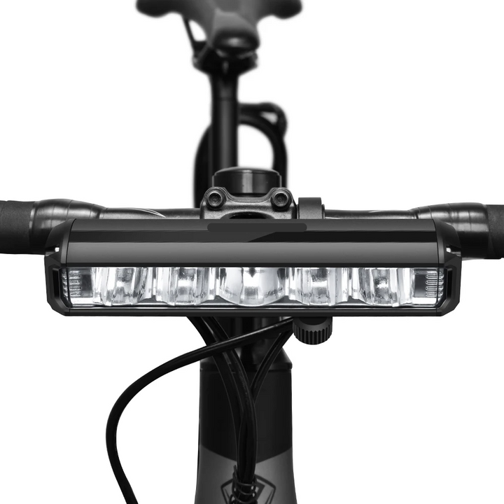 Krachtige 1400 lumen fietslamp, zwarte behuizing, oplaadbaar, weerbestendig ontwerp voor optimale zichtbaarheid