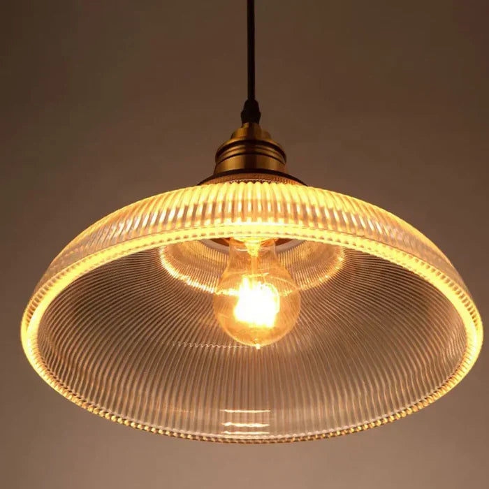 "Kristalheldere glazen hanglamp met amber gloed voor sfeervolle tuinverlichting, stralend en stijlvol ontwerp."