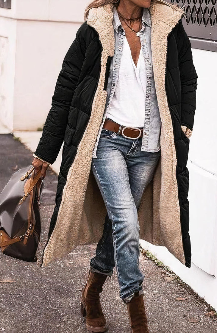 Lange omkeerbare fleece jas dames zwart, stijlvol en veelzijdig, vooraanzicht. Perfect voor casual en formele gelegenheden.