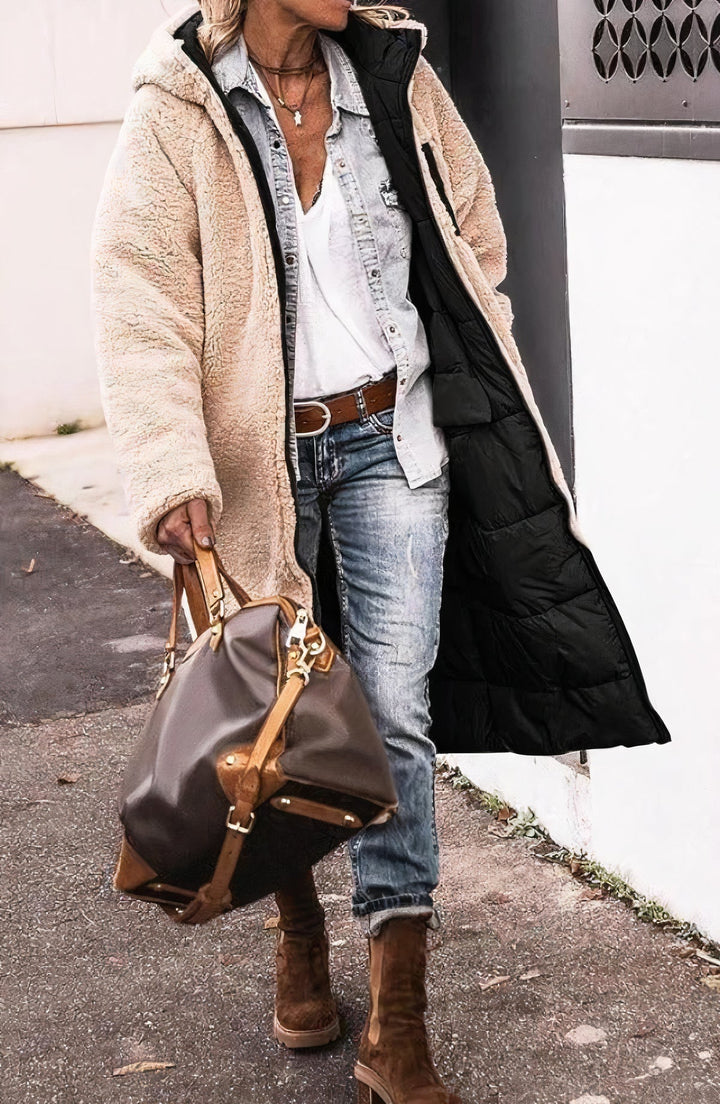 Lange omkeerbare fleece jas dames zwart, stijlvol en veelzijdig, vooraanzicht. Perfect voor casual en formele gelegenheden.