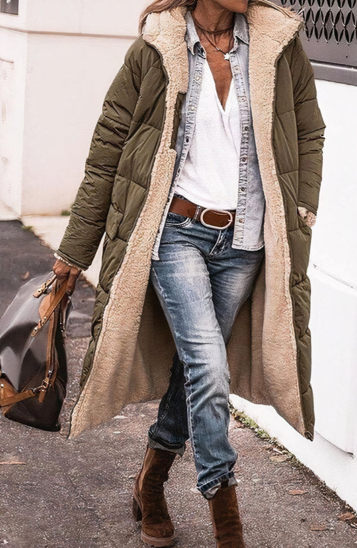 Lange omkeerbare fleece jas dames zwart, stijlvol en veelzijdig, vooraanzicht. Perfect voor casual en formele gelegenheden.