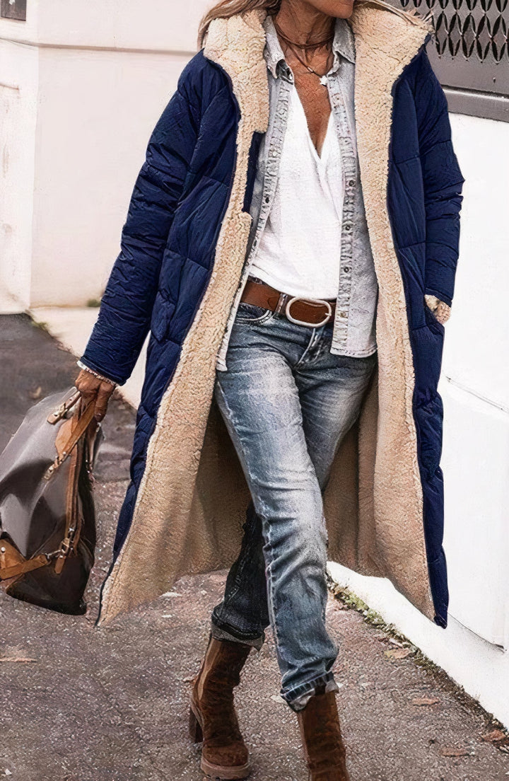 Lange omkeerbare fleece jas dames zwart, stijlvol en veelzijdig, vooraanzicht. Perfect voor casual en formele gelegenheden.