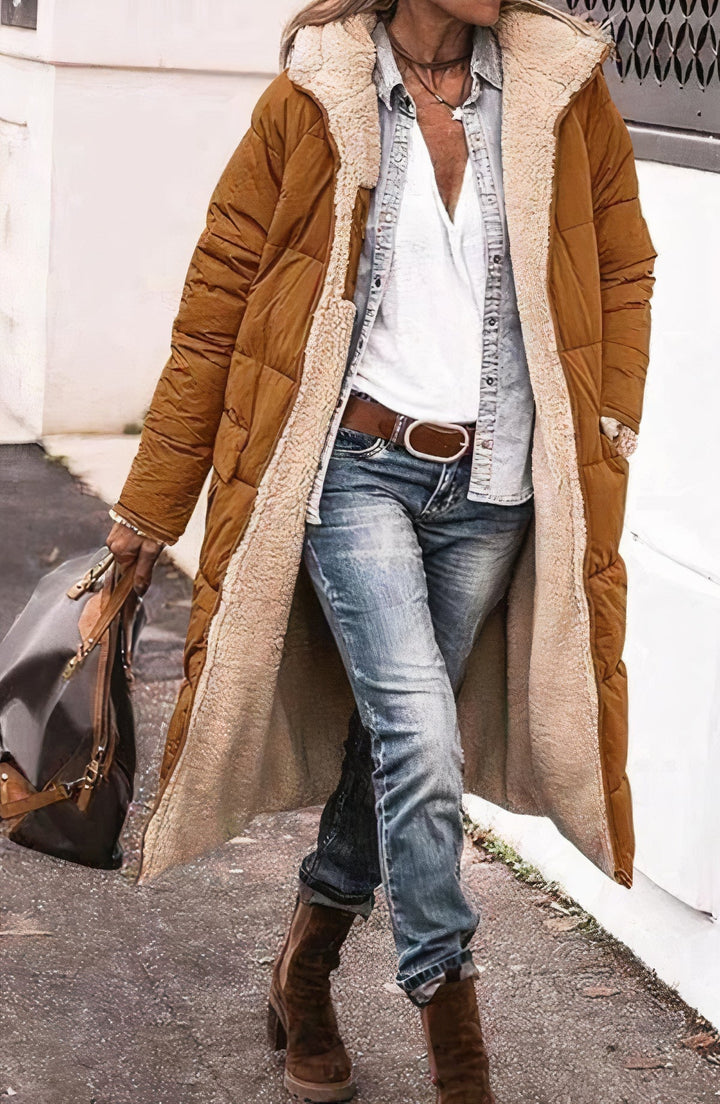 Lange omkeerbare fleece jas dames zwart, stijlvol en veelzijdig, vooraanzicht. Perfect voor casual en formele gelegenheden.