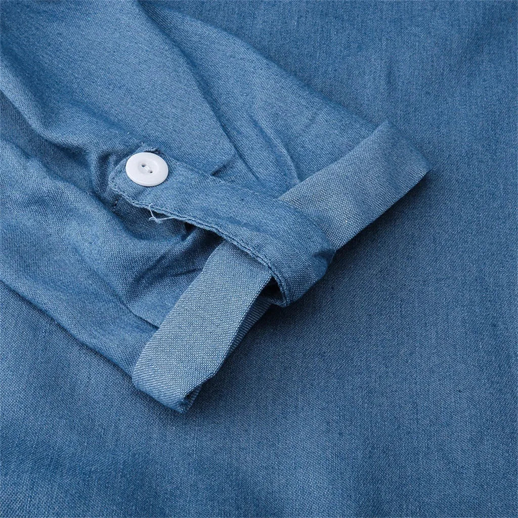 "Lange blauwe denim jurk voor dames met kraag en opgerolde mouwen, casual en comfortabel met stijlvolle zijsplitten."