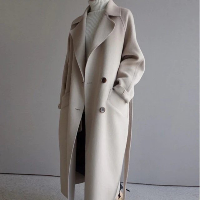 Lange dameskasjmieren trenchcoat, tijdloos elegant ontwerp, fijn geweven stof, luxe uitstraling, veelzijdig en chic.