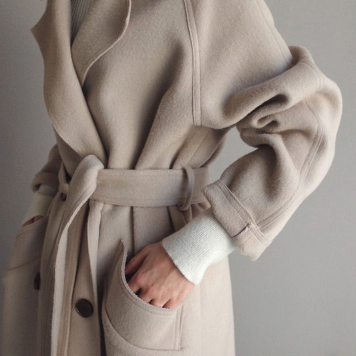 Lange dameskasjmieren trenchcoat, tijdloos elegant ontwerp, fijn geweven stof, luxe uitstraling, veelzijdig en chic.