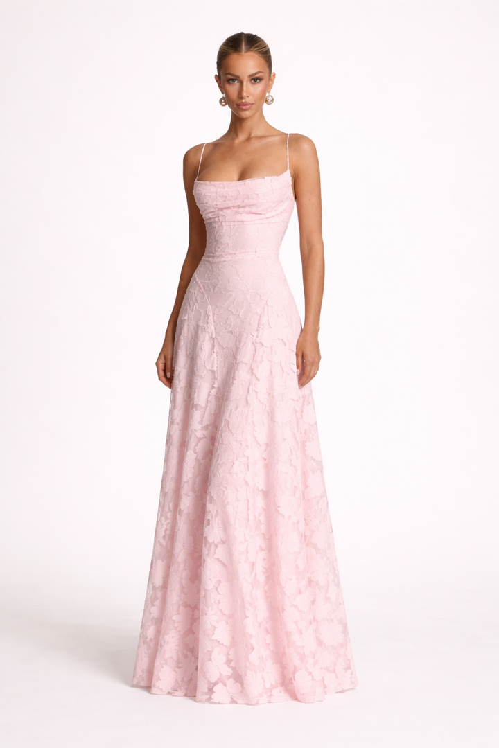 Lange elegante damesjurk voor feestjes en bruiloften. Een perfecte galajurk voor elke speciale gelegenheid.