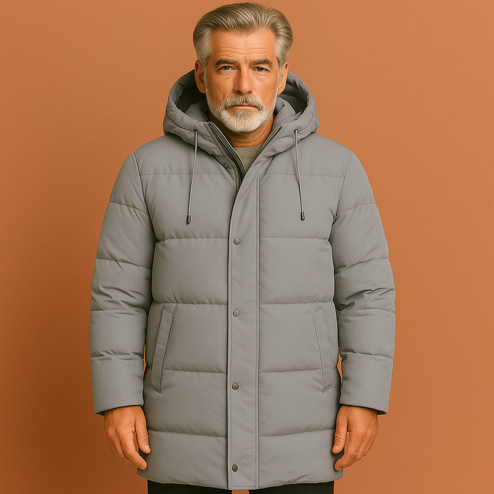 Lange grijze heren winterjas met capuchon, warm en winddicht. Ideaal voor koude winterdagen en herfst.