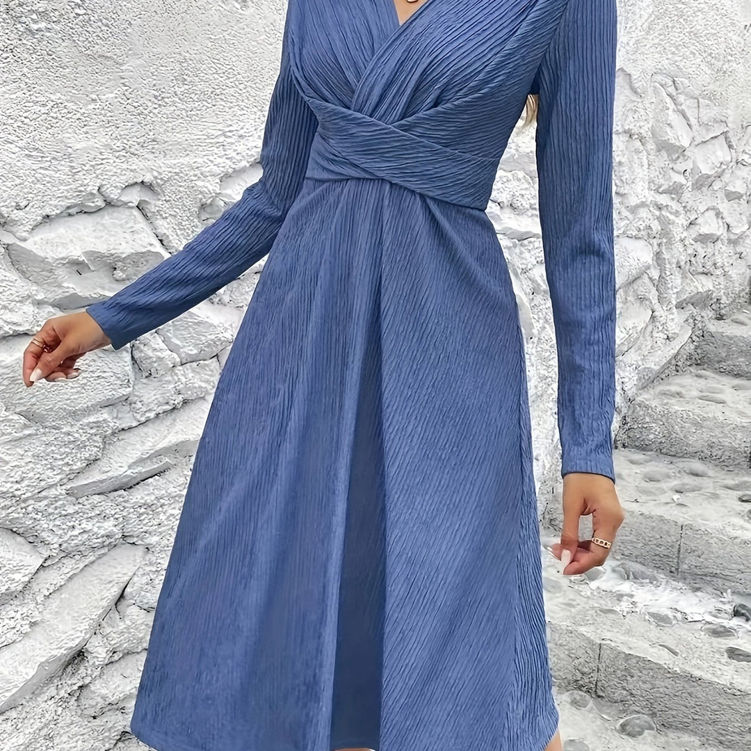 "Lange jurk met V-hals, knoopdetail, comfortabele pasvorm, perfecte elegantie voor zowel casual als formele gelegenheden."