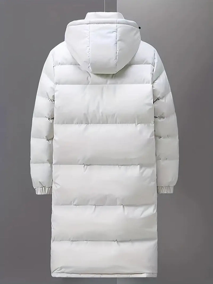 Moderne damesmode: lang model gewatteerde parka pufferjas, perfecte winter bovenkleding.