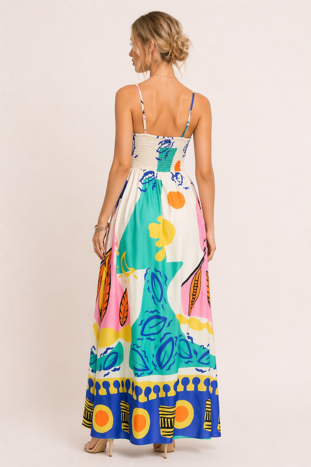 Witte lange zomerjurk voor dames met unieke grafische print en flatterende zijsplit, chic en luchtig.