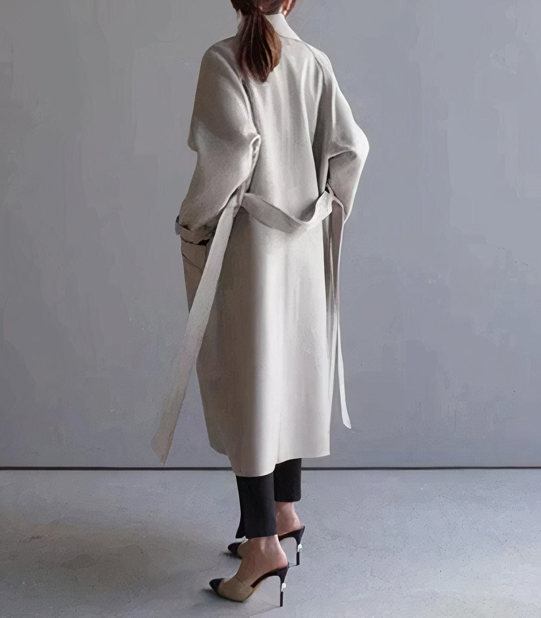 "Lange wollen damesjas met elegant lang silhouet, moderne accenten, warme wol, perfect voor stijlvolle winterdagen"