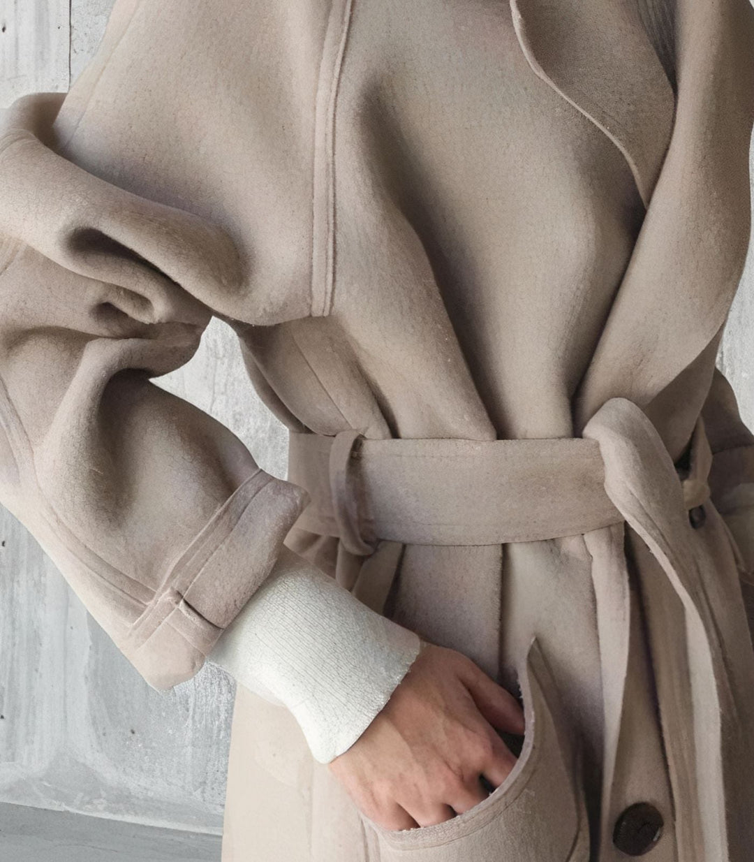 "Lange wollen damesjas met elegant lang silhouet, moderne accenten, warme wol, perfect voor stijlvolle winterdagen"