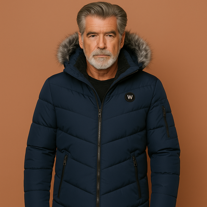 Lange zwarte heren winterjas met capuchon, warm gevoerd voor koude winterdagen. Stijlvolle en comfortabele herenjas.