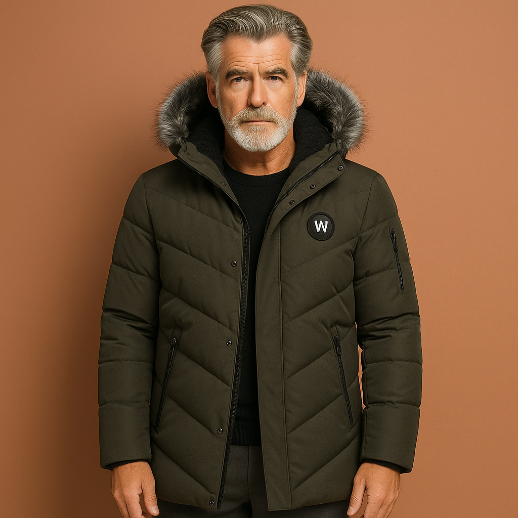 Detail van de gevoerde capuchon op een lange heren winterjas, voor extra warmte en bescherming tegen wind en kou.