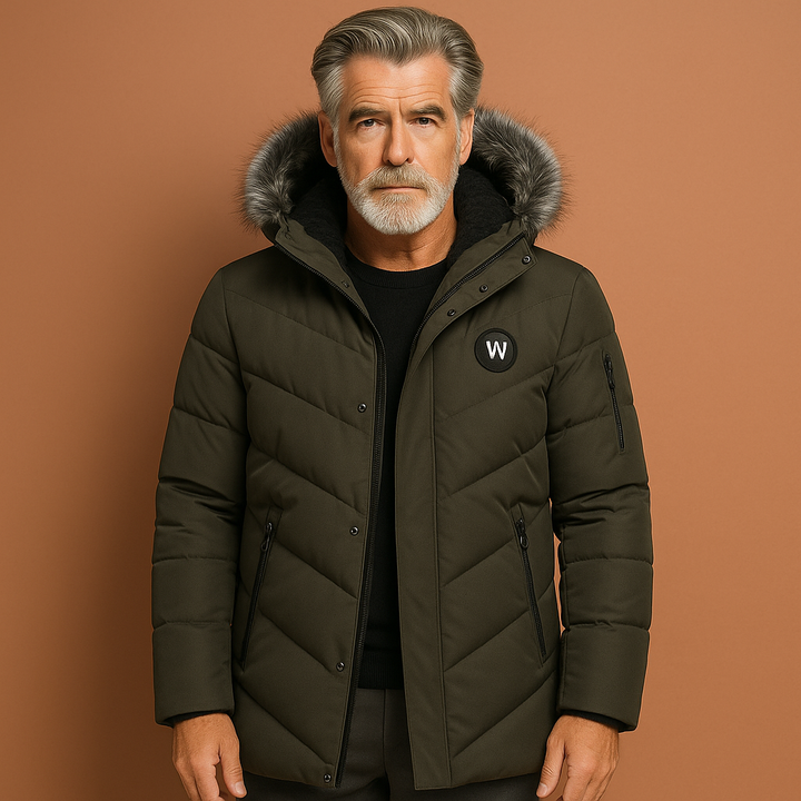 Detail van de gevoerde capuchon op een lange heren winterjas, voor extra warmte en bescherming tegen wind en kou.