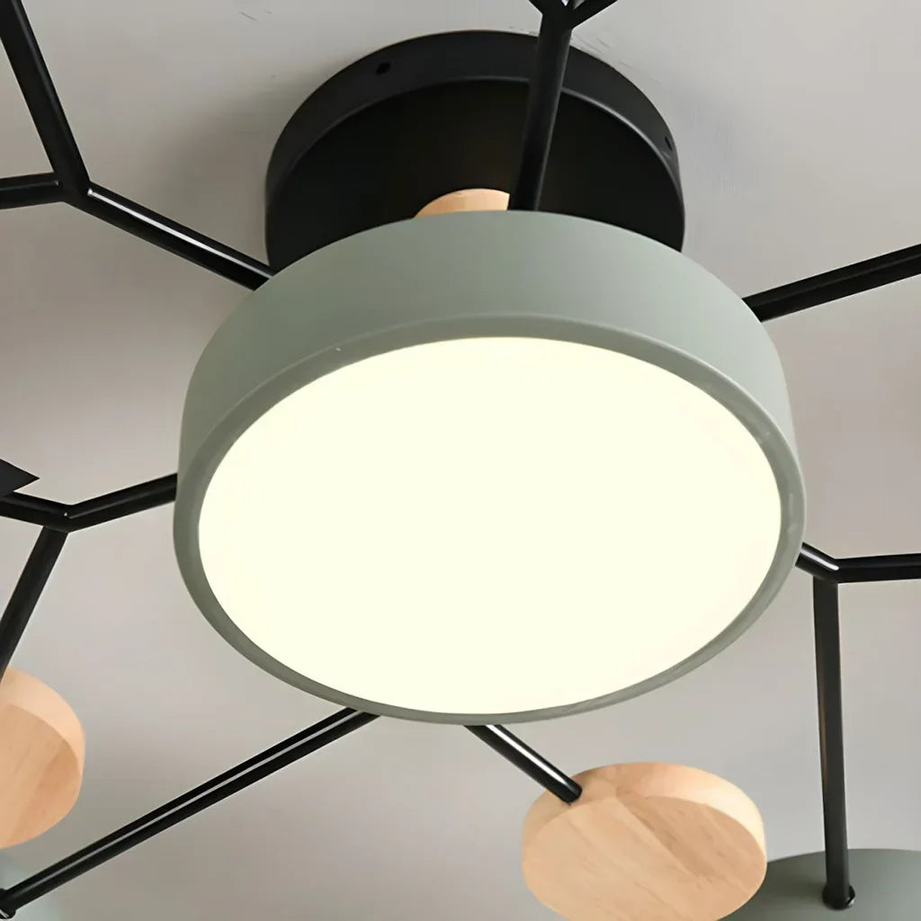 "LED plafondlamp modern Scandinavisch design, metaal en hout, artistieke lichttakken, warme en dimbare verlichting."