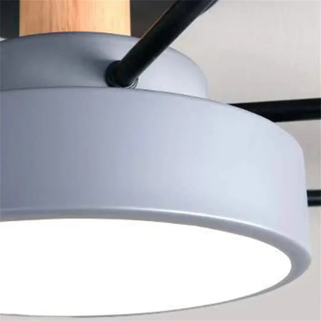 "LED plafondlamp modern Scandinavisch design, metaal en hout, artistieke lichttakken, warme en dimbare verlichting."