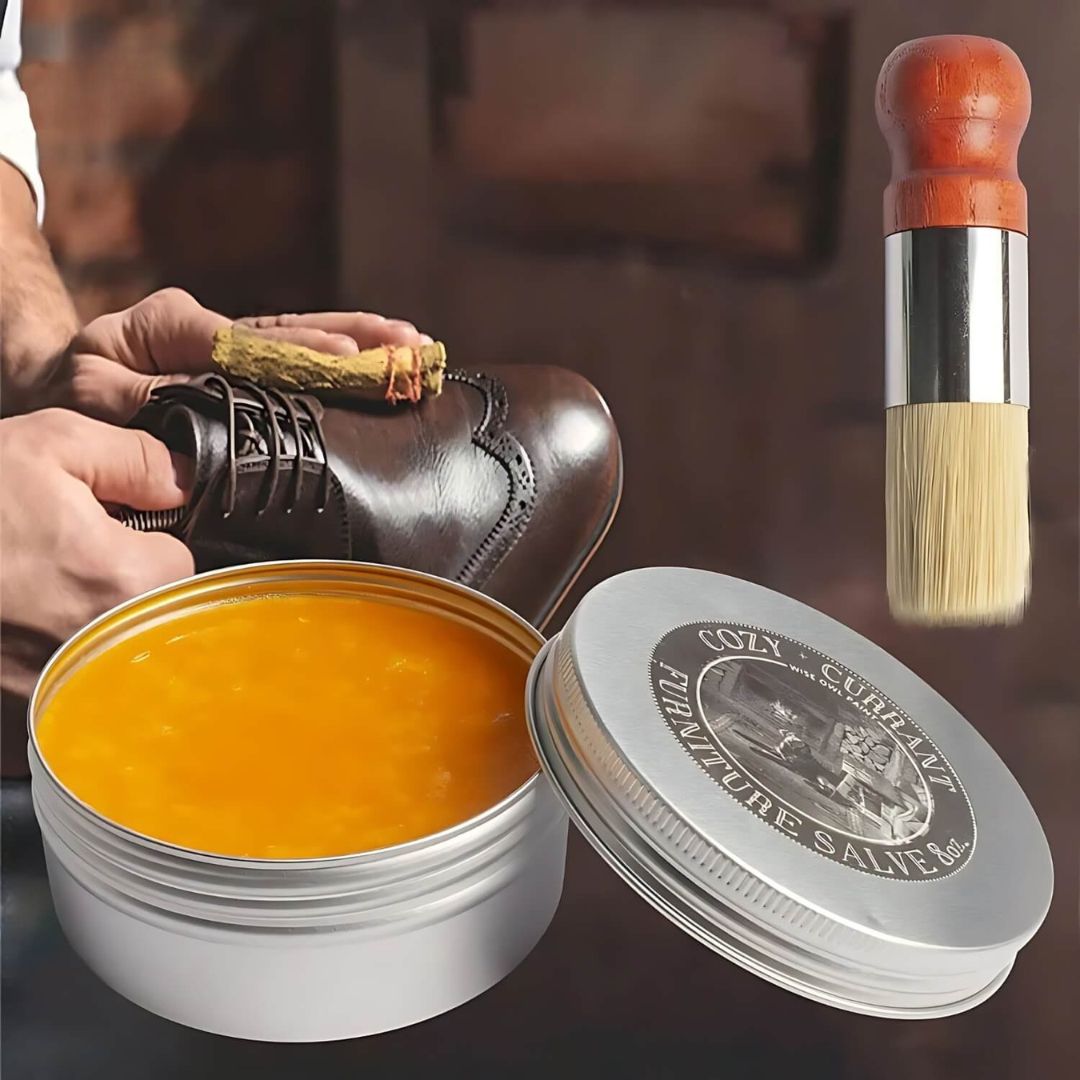 Lederbalsem flacon omringd door leren tassen, schoenen en jassen; voor complete lederverzorging.