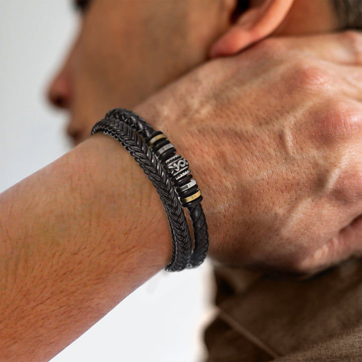 "Leren armband voor zoon met 'Love You Forever' gravure, gemaakt van bruin leer en roestvrij staal, stijlvol en emotioneel."