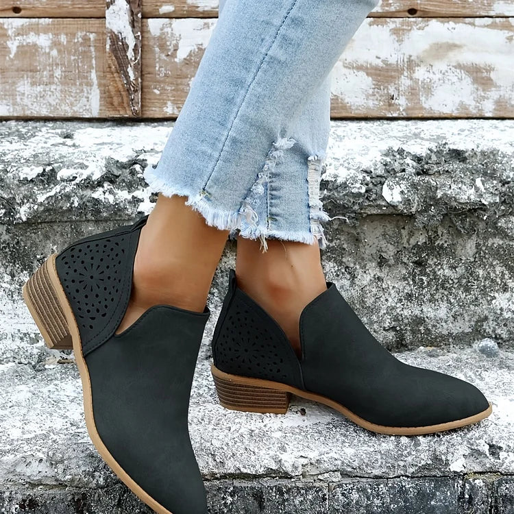 Leren Dames Schoenen met Lage Hak, elegant en zomers, gemaakt van hoogwaardig leer. Tijdloos ontwerp, comfortabel en ademend.