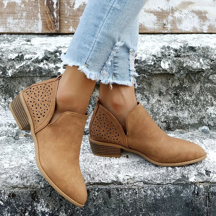 Leren Dames Schoenen met Lage Hak, elegant en zomers, gemaakt van hoogwaardig leer. Tijdloos ontwerp, comfortabel en ademend.