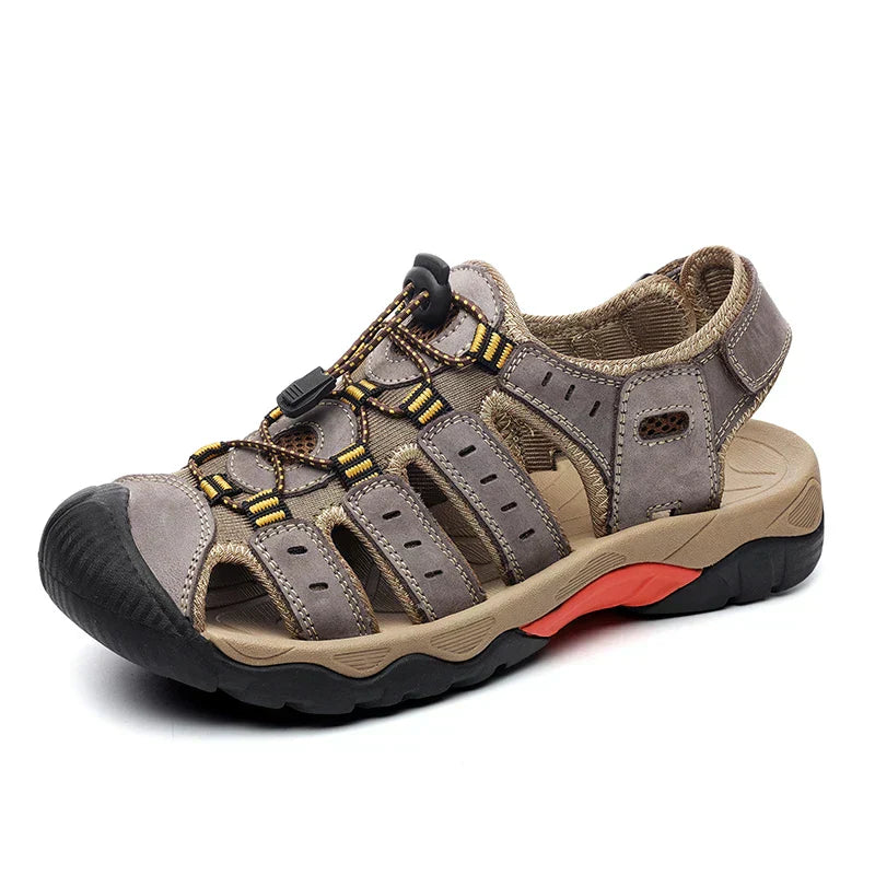 "Leren herensandalen, bruin met ademend bovenwerk en stevige antislipzool voor outdoor avonturen en comfort."