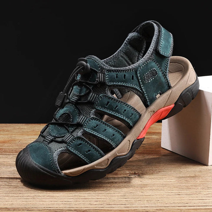 "Leren herensandalen, bruin met ademend bovenwerk en stevige antislipzool voor outdoor avonturen en comfort."