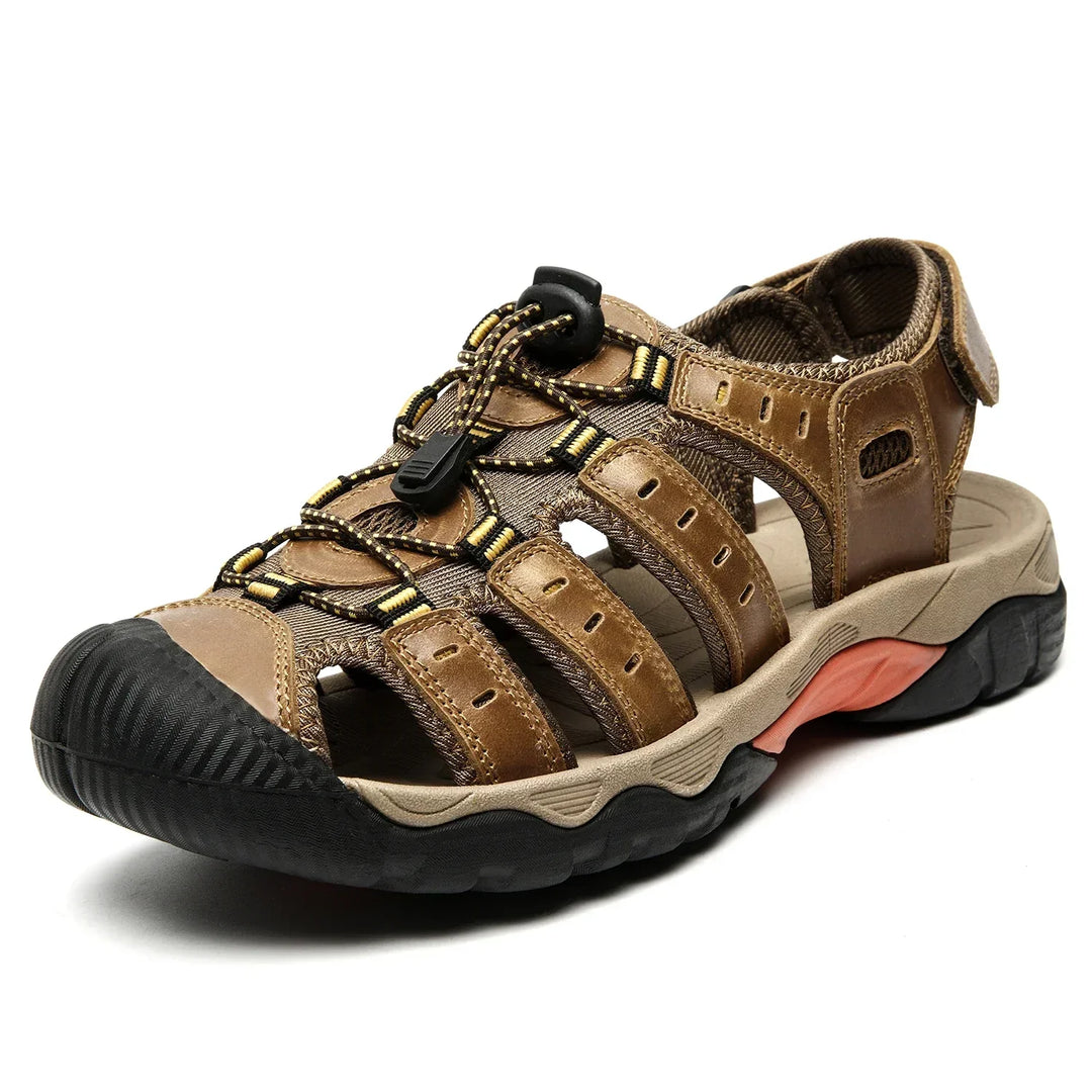 "Leren herensandalen, bruin met ademend bovenwerk en stevige antislipzool voor outdoor avonturen en comfort."