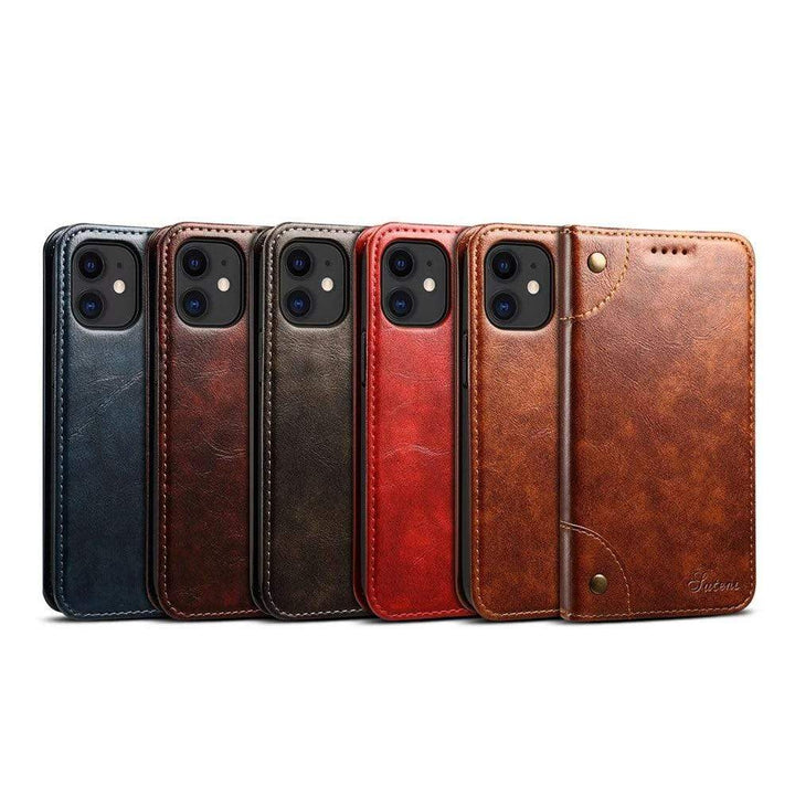 Elegant leren beschermhoesje voor iPhone 12 met magnetische sluiting en ruimte voor pasjes.