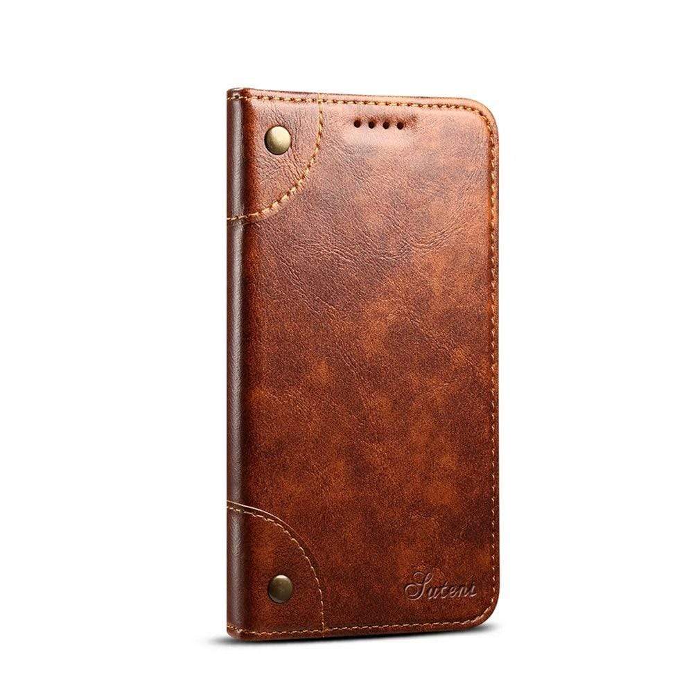 Leren iPhone 12 hoesje met meerdere creditcardvakken en een biljetvakje voor dagelijks gebruik.
