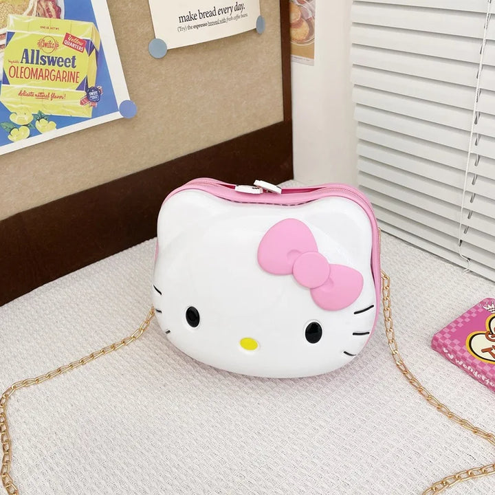 Vrolijke kinder hardshell koffer met diverse cartoonfiguren zoals Kuromi en Hello Kitty, ideaal voor vakantie.