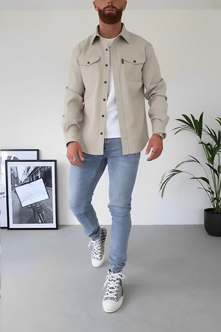 "Lichtbeige casual herenoverhemd van zachte katoen, met nonchalante pasvorm voor een comfortabele en stijlvolle uitstraling."