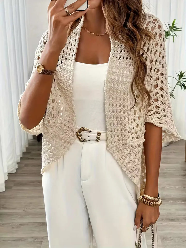 Lichtbeige dames cardigan met uniek haakwerk en driekwartmouwen. Een luchtige zomerse toevoeging aan je bohemian outfit.