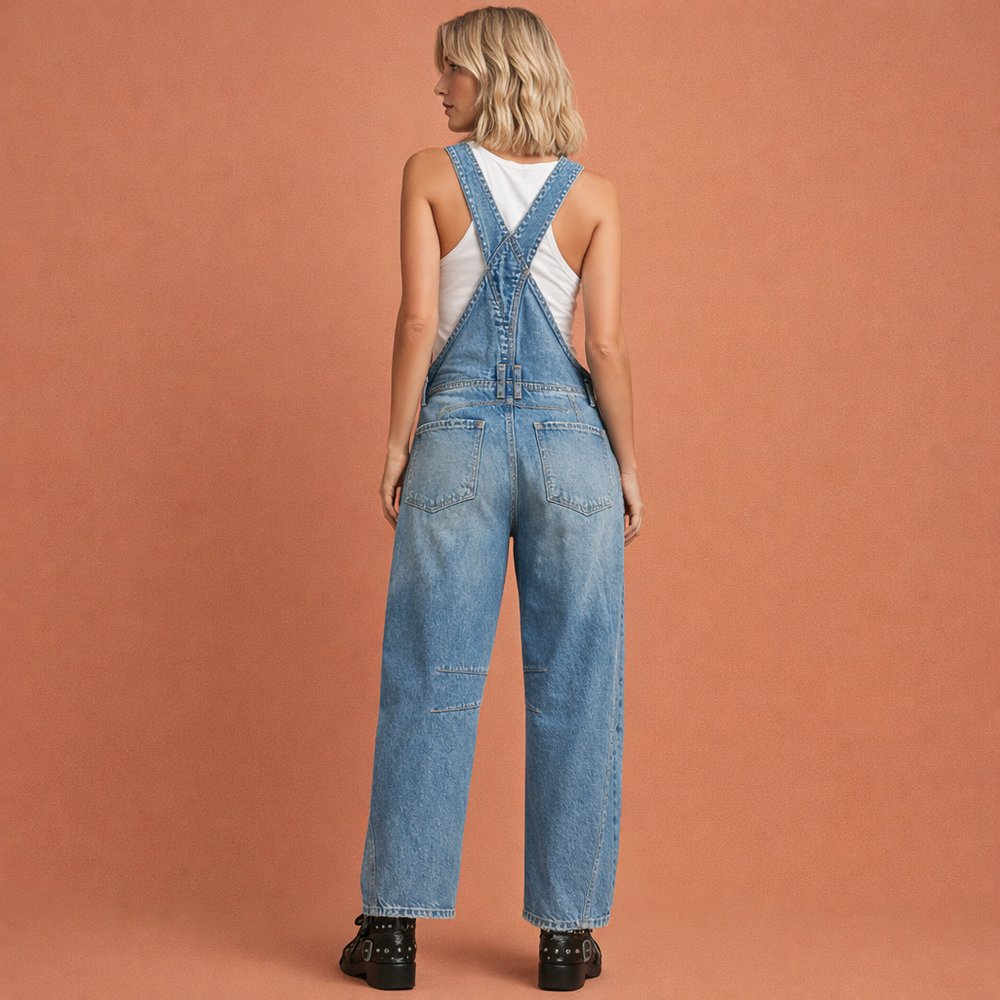 Praktische dames tuinbroek/jumpsuit in lichtblauw voor casual lente- en zomerdagen, comfortabel en met verstelbare pasvorm.
