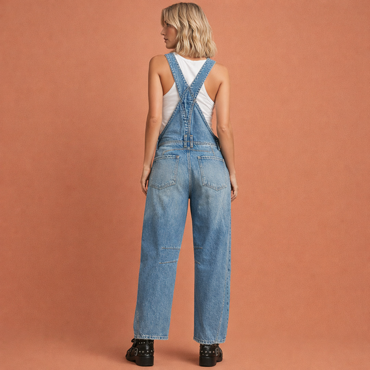 Praktische dames tuinbroek/jumpsuit in lichtblauw voor casual lente- en zomerdagen, comfortabel en met verstelbare pasvorm.