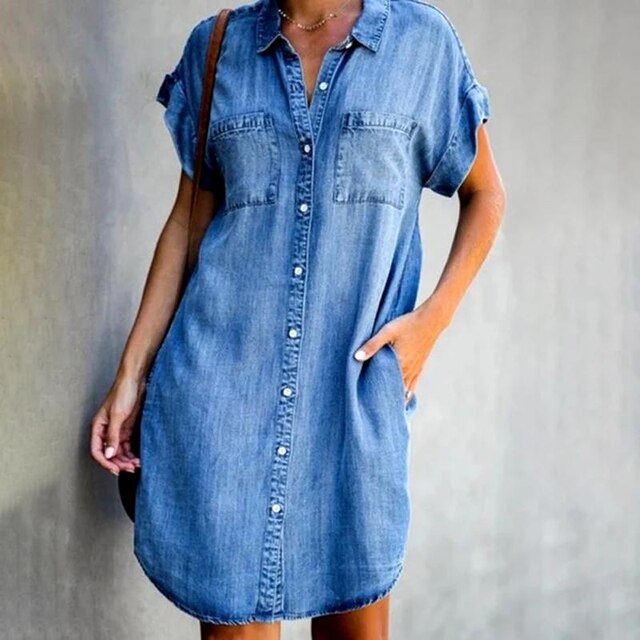 "Lichtblauwe denim damesjurk met comfortabele pasvorm voor casual elegantie in lente en zomer, gemaakt van katoenmix."