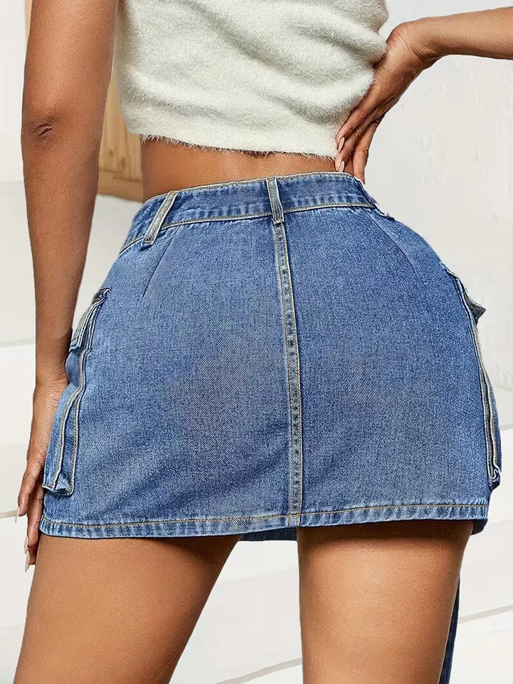 Trendy dames denim minirok met flapzakken, gecombineerd in een comfortabele casual zomeroutfit.