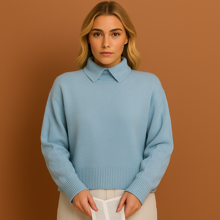 Lichtblauwe elegante gebreide polotrui voor dames, comfortabel en stijlvol voor herfst- of wintermode.