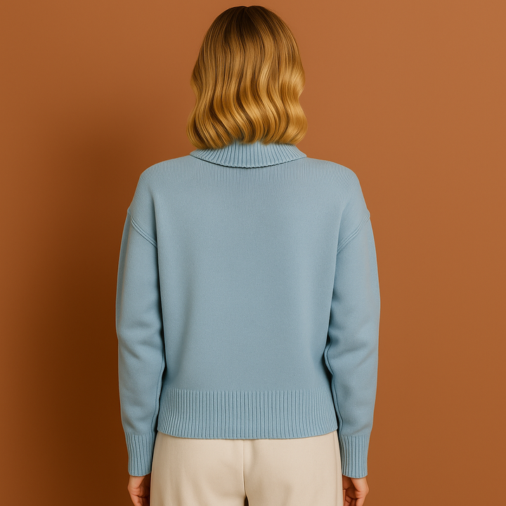 Stijlvolle gebreide dames polotrui in lichtblauw, perfect voor een casual chique herfst/winterlook.