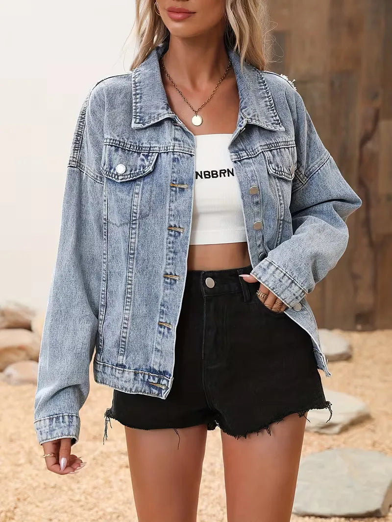 Trendy oversized spijkerjas voor dames met lichtblauwe wassing en opvallende glanzende franjes, perfect voor festivals.
