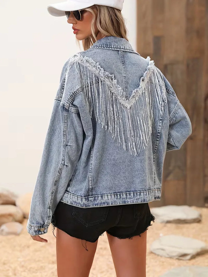 Dames spijkerjas, oversized pasvorm, lichtblauw. Met unieke glanzende franjes op mouwen en rug, trendy streetwear look.