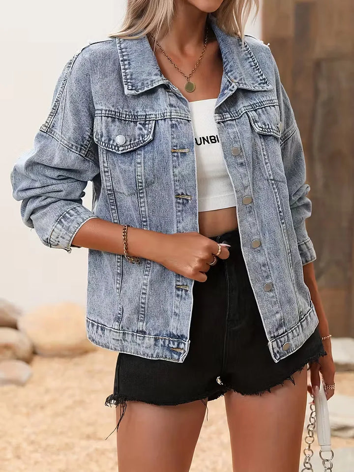Stijlvolle lichtblauwe oversized dames spijkerjas, voorzien van glanzende pailletten franjes. Ideaal voor een trendy look.